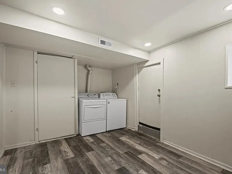 3030 Windsor Ave — Photo 9