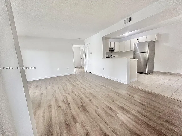 400 Palm Cir W #201 — Photo 7