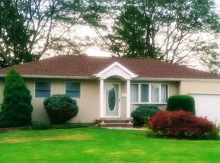 161 Matthews Rd, Oakdale, NY 11769