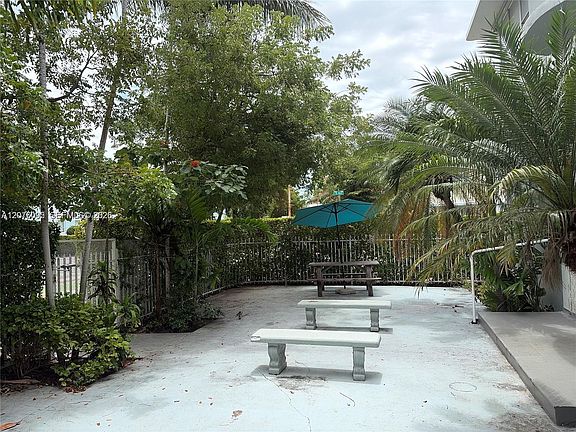 3rd image of 900 Jefferson Ave APT 2