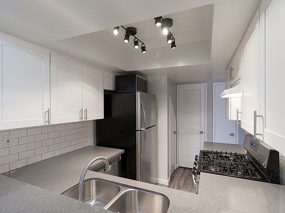 2nd image of 513 Griswold St #6