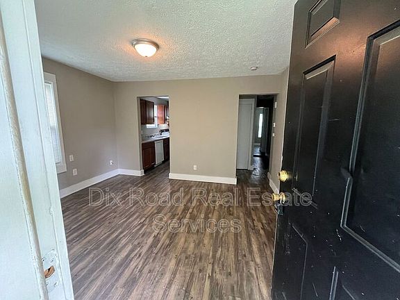 4th image of 324 Maeder Ave