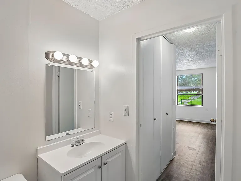 Riverview Apartments — Photo 45