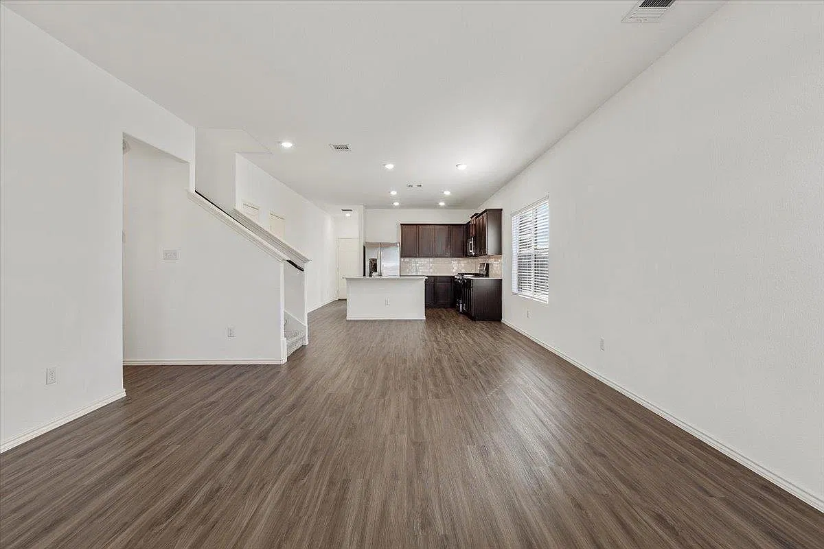 5 bed, 2.5 bath, 2642 sqft, $2,400 — Photo 3