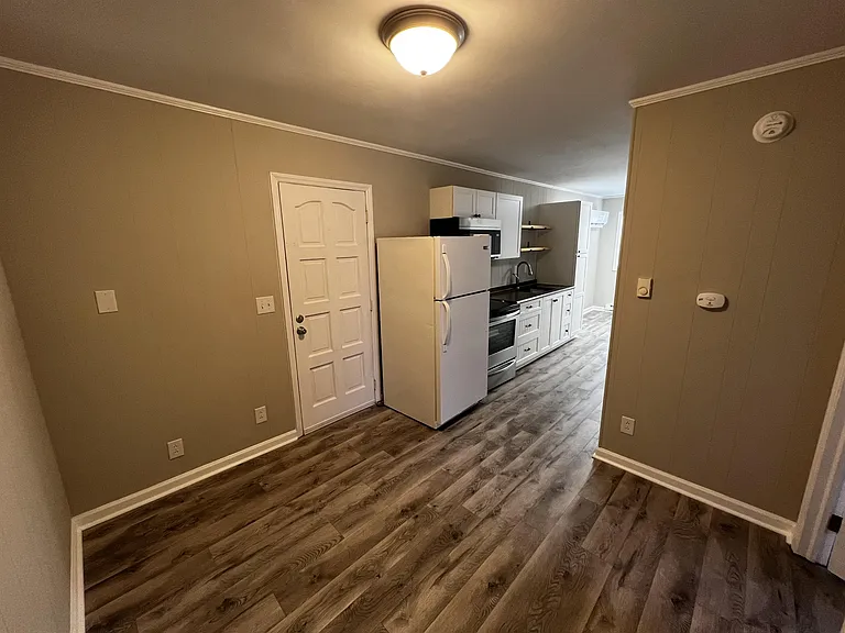 208 W Chestnut St — Photo 2