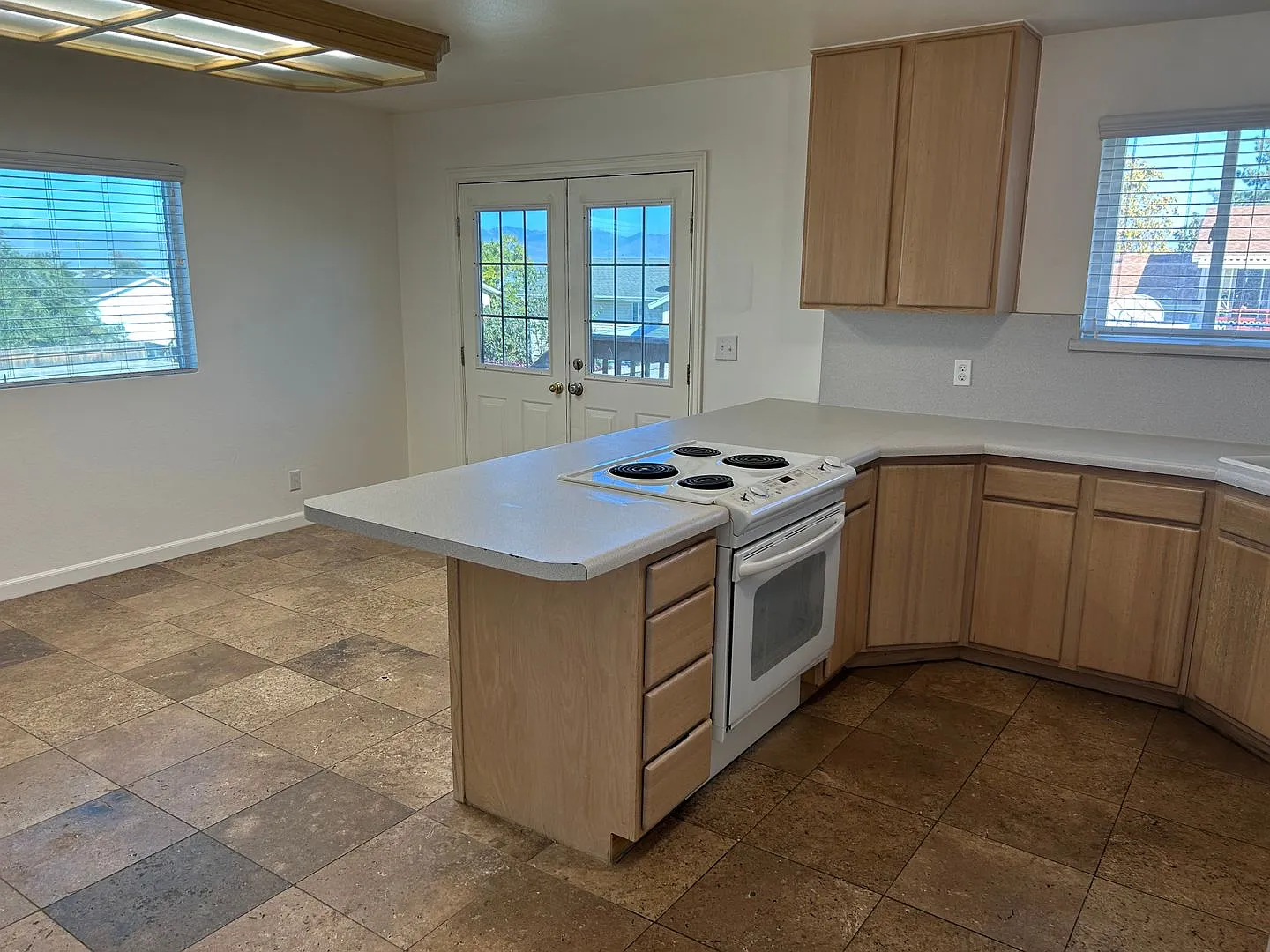 4 Bedroom 2 Bathroom Home in Magna — Photo 3