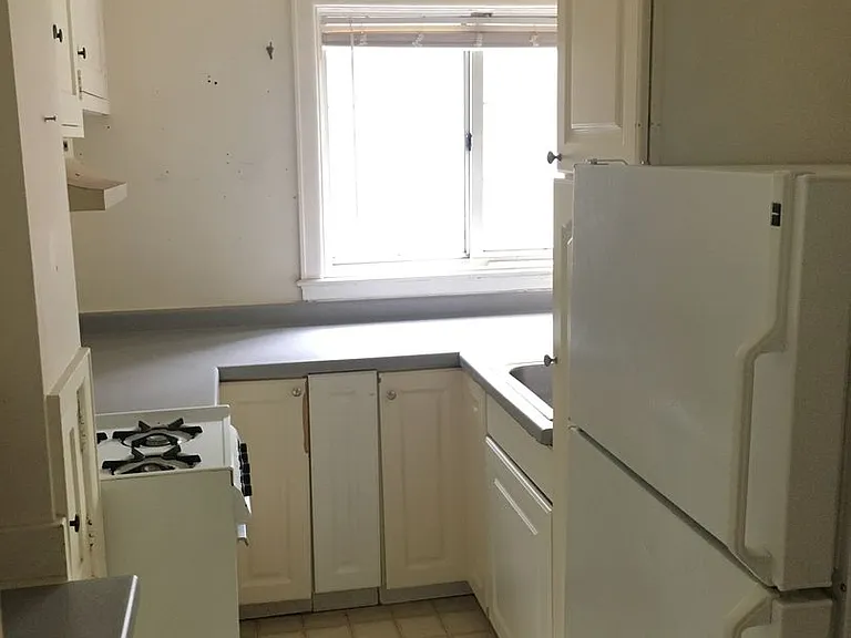 637 E Gorham St — Photo 17