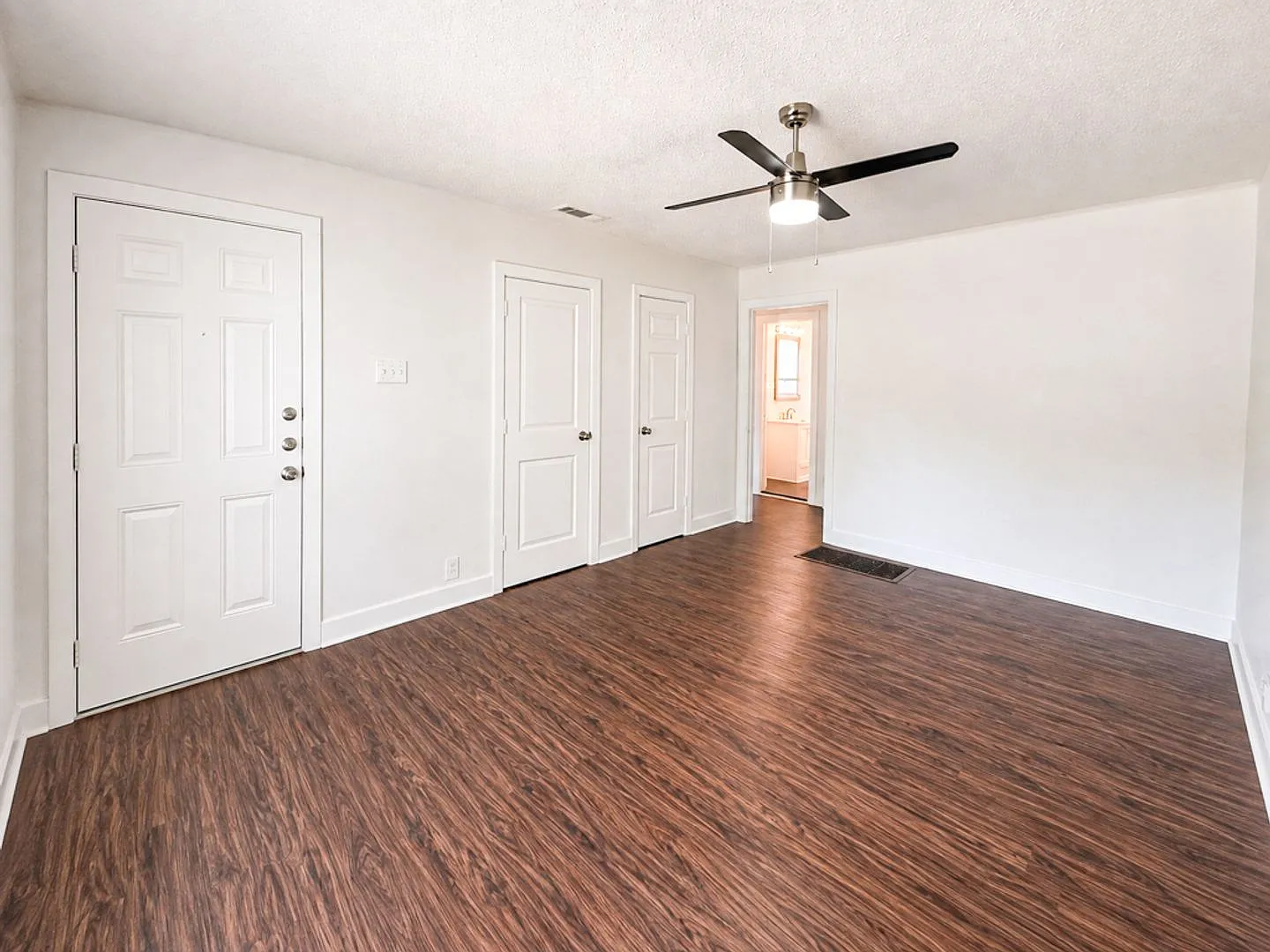 Charming home with a large fenced backyard and one car garage! — Photo 4