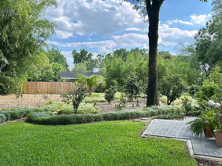 1203 Easton Dr — Photo 17
