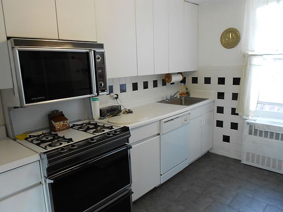 EAT IN KITCHEN
