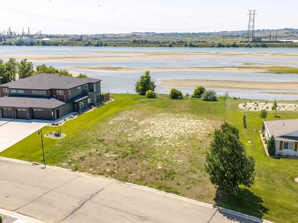 5900 Misty Waters Dr, Bismarck, ND 58503
