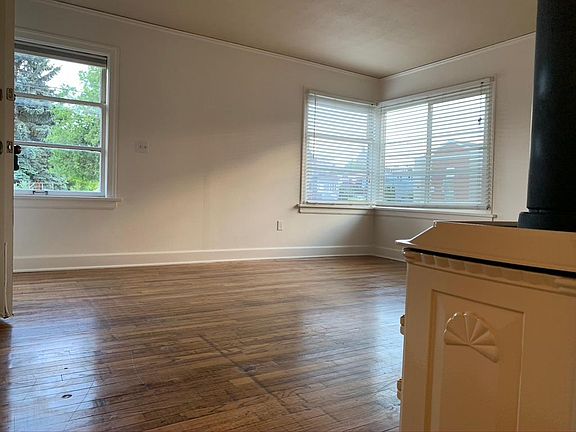 5th image of 300 8th Ave SE