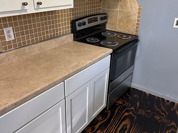 3rd image of 204 Creekside Ln