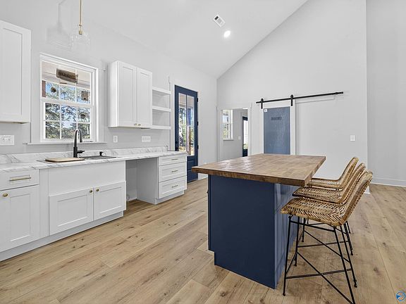 5th image of 156 Robert Cir
