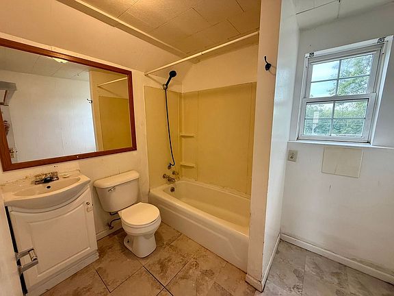 4th image of 201 E 1st St APT B