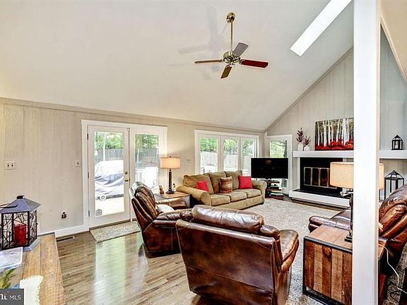 5th image of 8026 Oak Hollow Ln