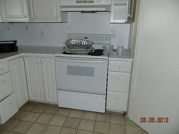 3rd image of 123 E Oleander St