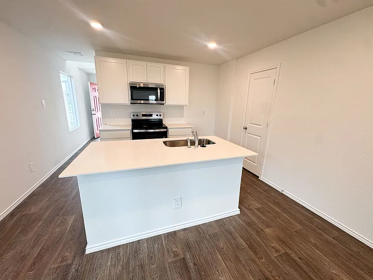 1436 Sequoia Park — Photo 5