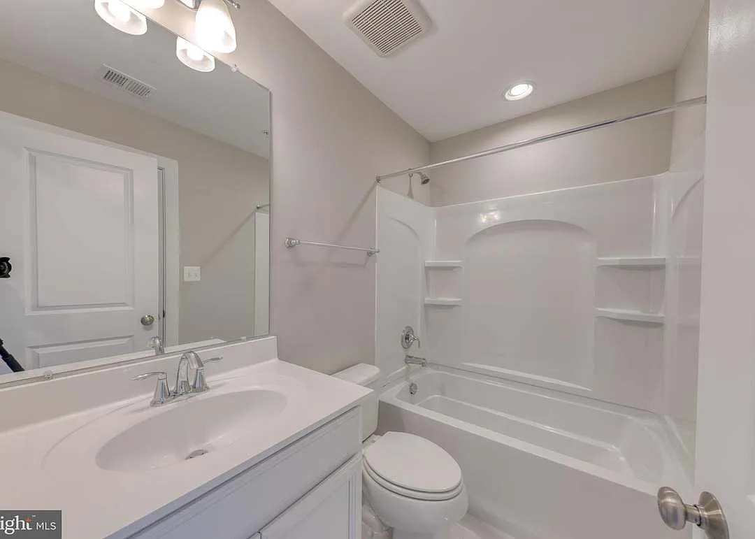 220 E Pennsylvania Ave — Photo 3