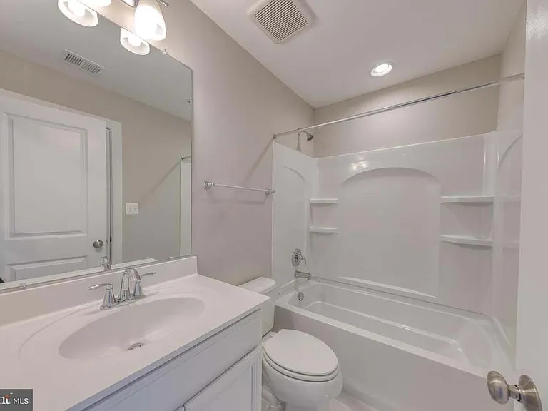 220 E Pennsylvania Ave — Photo 3