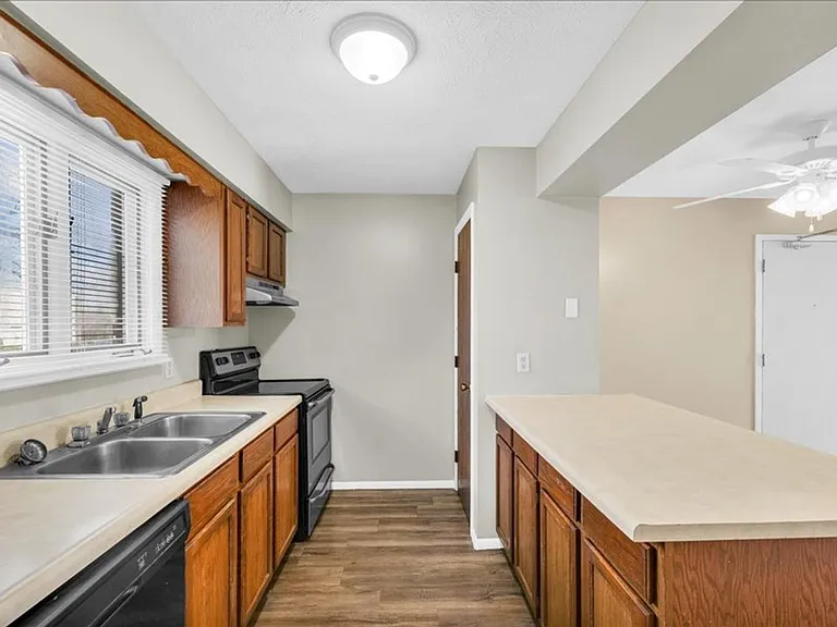 8 Ross — Photo 18