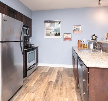 3rd image of 1620 Belmont Ave Unit 321