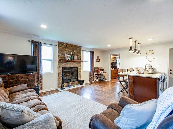 4th image of 1401 Woodcrest Dr