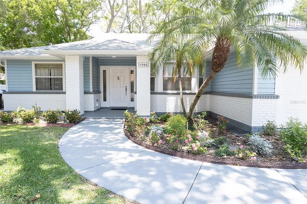 3 bed, 2.0 bath, 1600 sqft, $3,200 — Photo 2