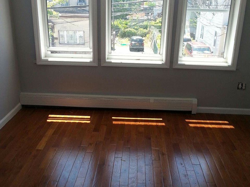 2nd image of 863 Belmont Ave #3