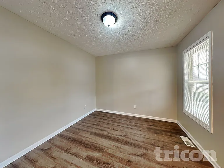 401 Breeze Way — Photo 3