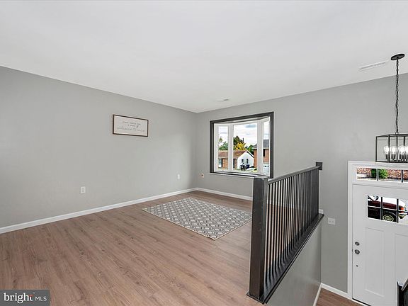 3rd image of 427 Banksia Dr