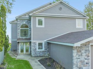 48712 Point Lakeview Dr, Chesterfield, MI 48047