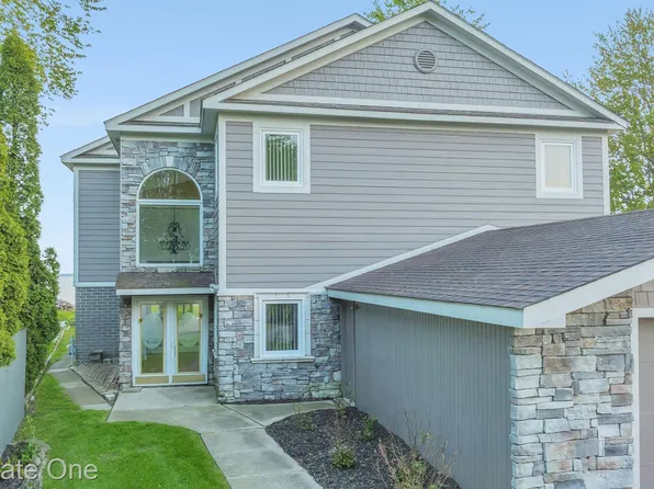 48712 Point Lakeview Dr, Chesterfield, MI 48047