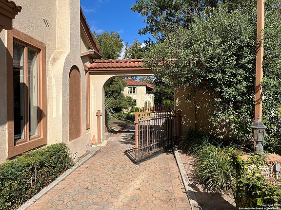 5th image of 122 E Hollywood