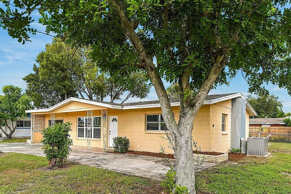 3 bed, 2.0 bath, 1929 sqft, $2,225 — Photo 3