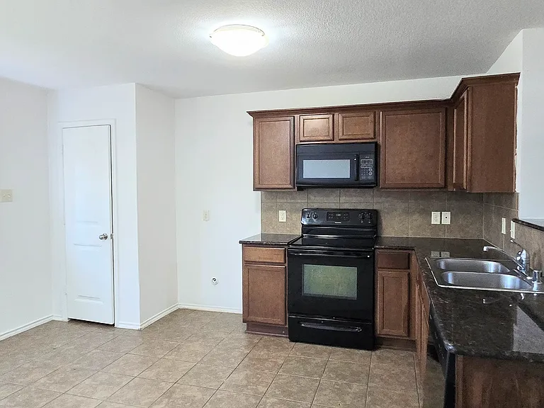 319 Elam Dr — Photo 5