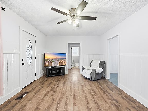 3rd image of 427 Dawson St.