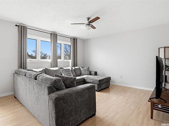 5th image of 327 Coteau STREET