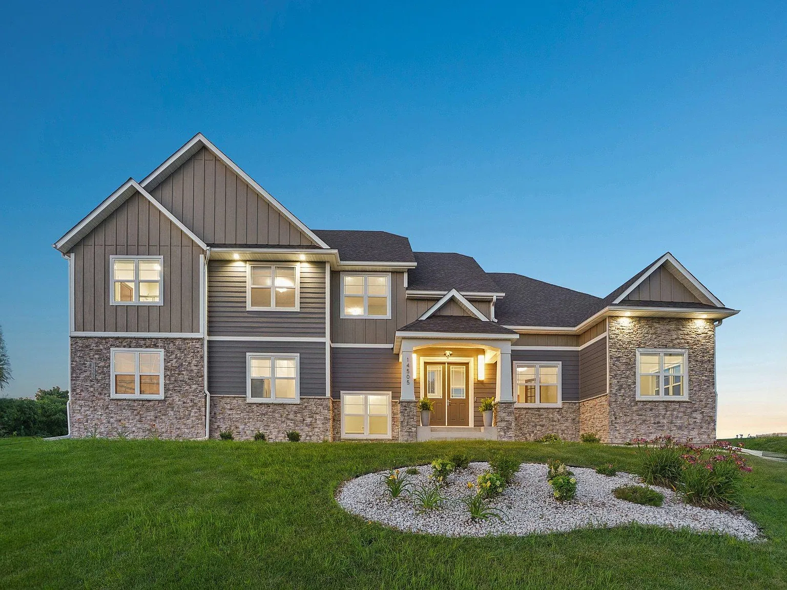6 bed, 4.5 bath, 5188 sqft, $6,750 — Photo 1