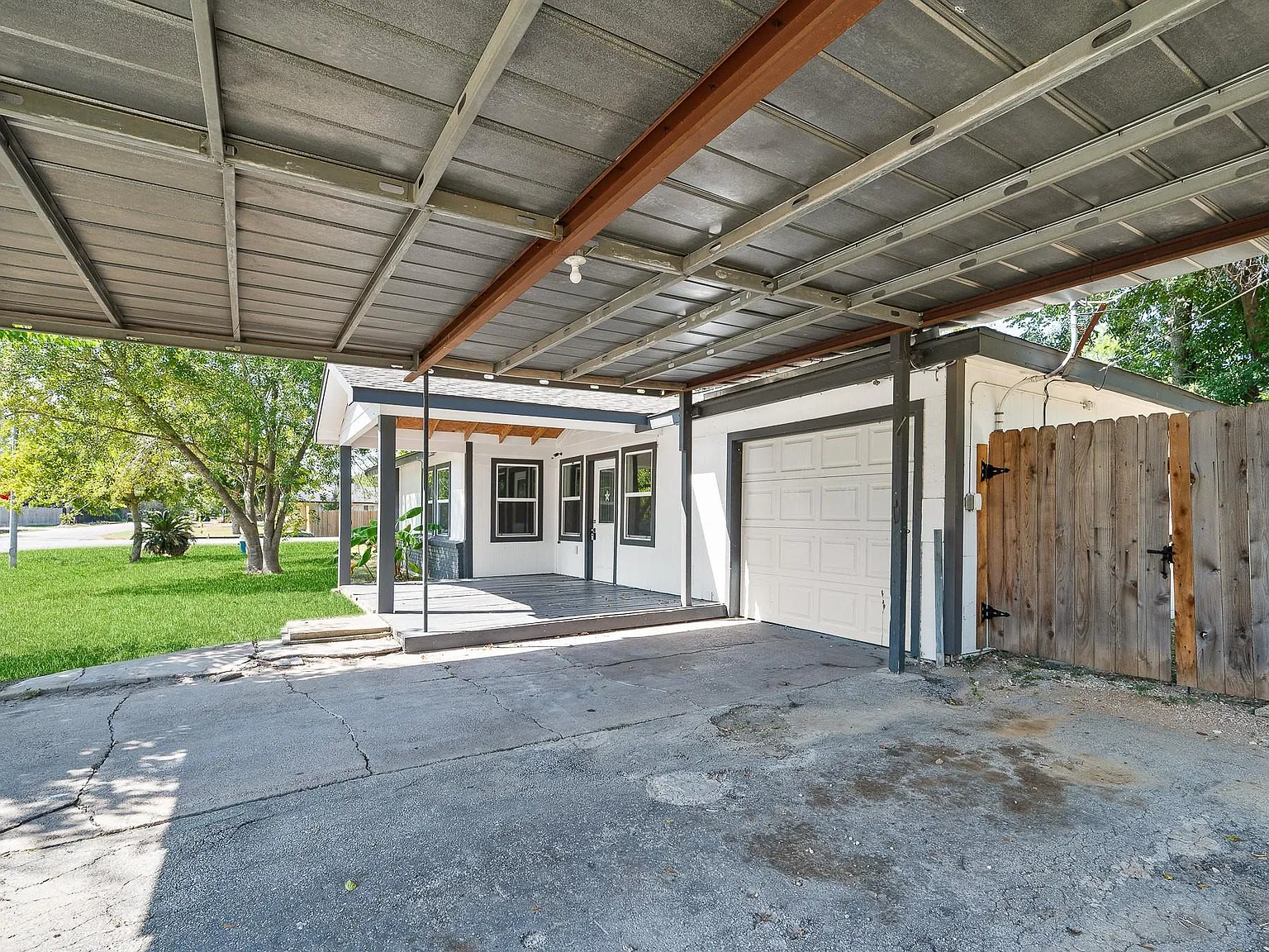 3 bed, 2.0 bath, 1164 sqft, $2,100 — Photo 3