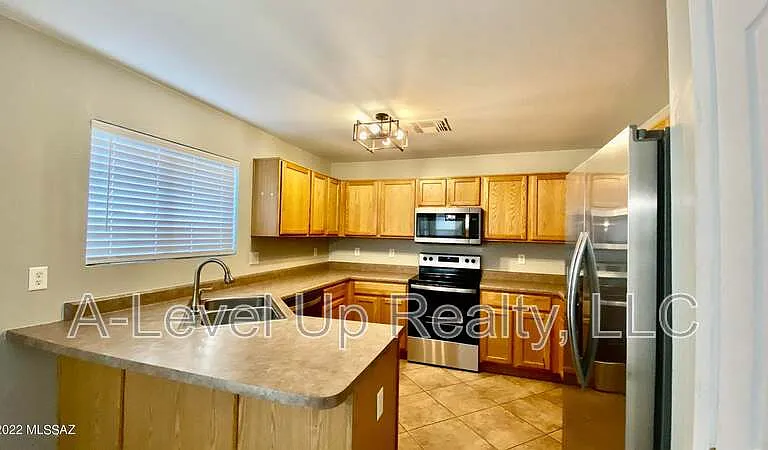 721 W Flaming Arrow Dr — Photo 3