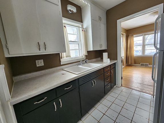 3rd image of 223 21st Ave N