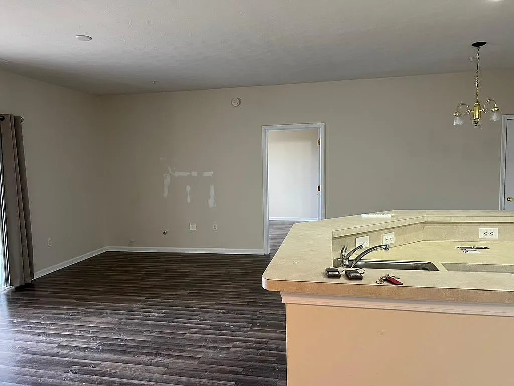 757 Hidden Springs Dr — Photo 3