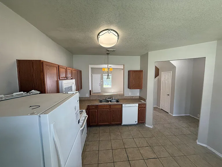 2114 Village Crossing Trl — Photo 9