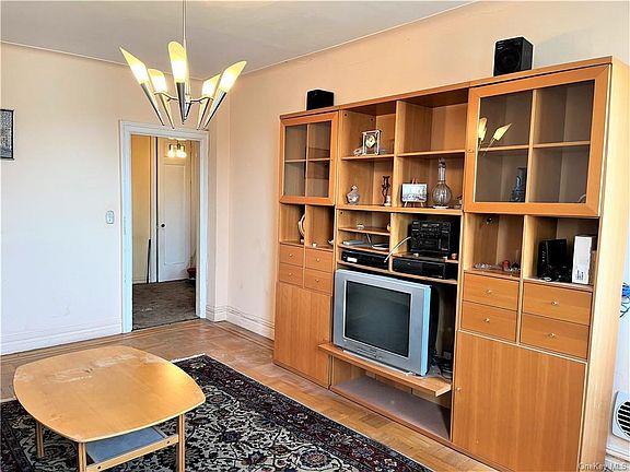 2nd image of 2925 Matthews Ave APT 4D