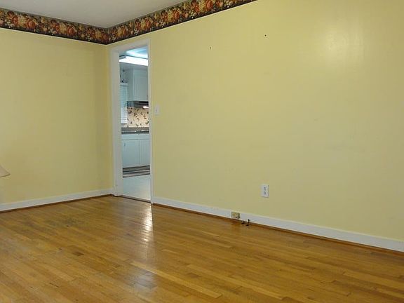 4th image of 436 University Dr