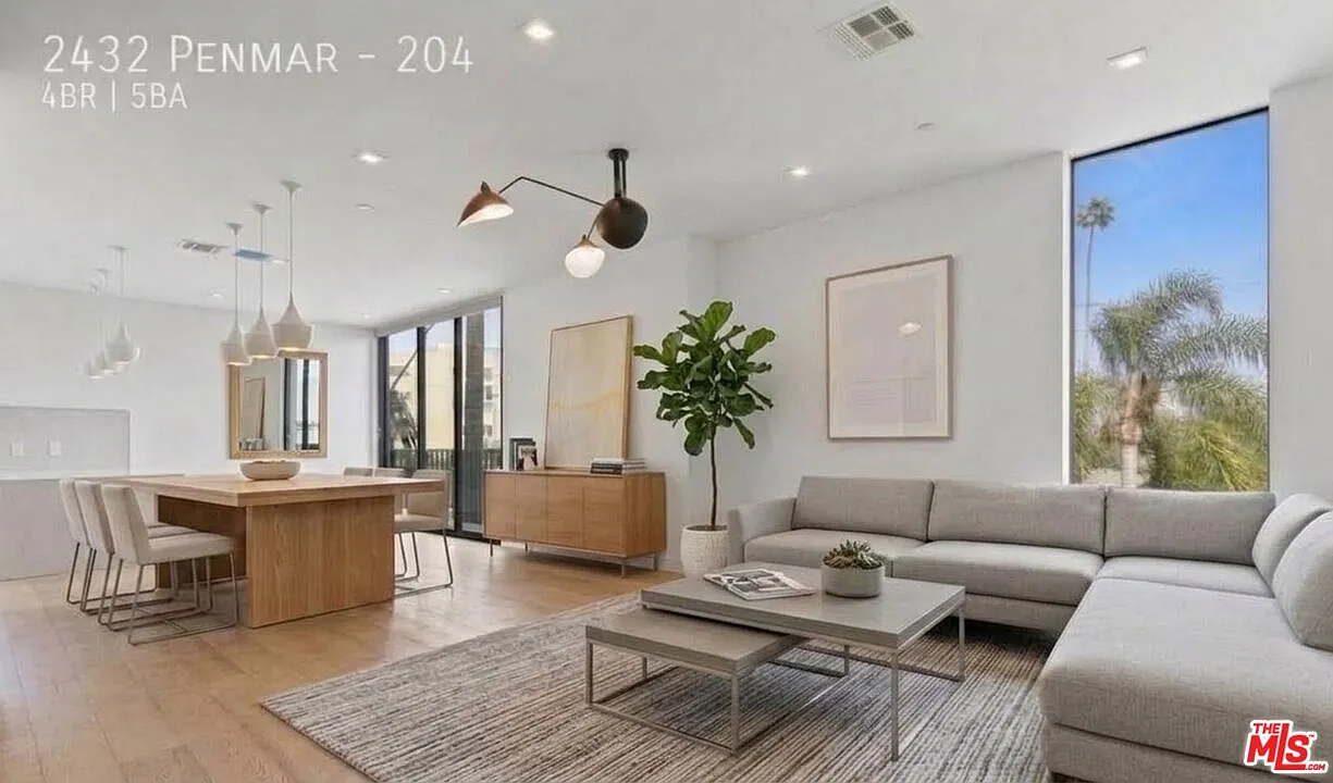 4 bed, 4.5 bath, $9,950 — Photo 1