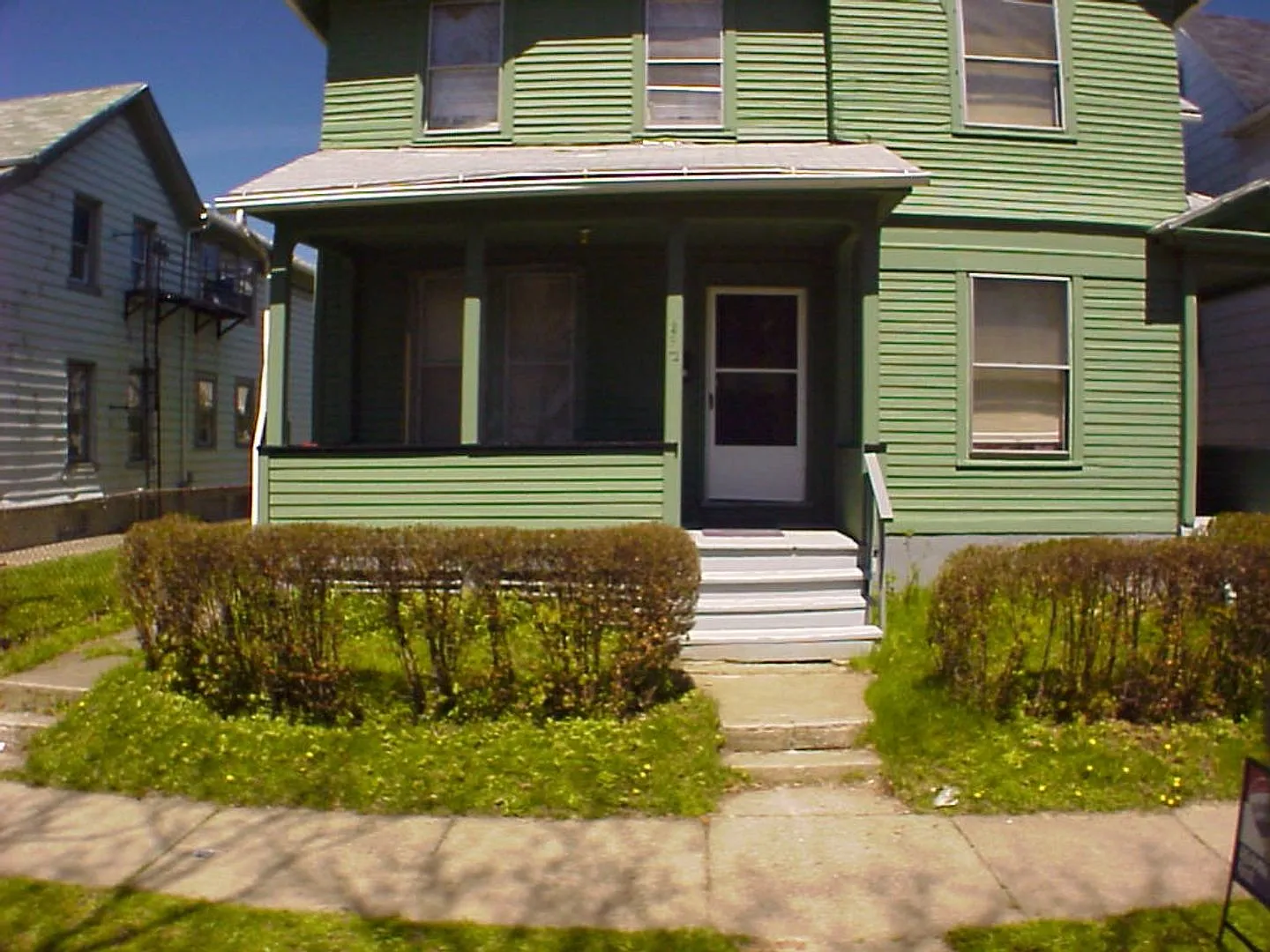 Newly renovated 4 bedroom duplex — Photo 1