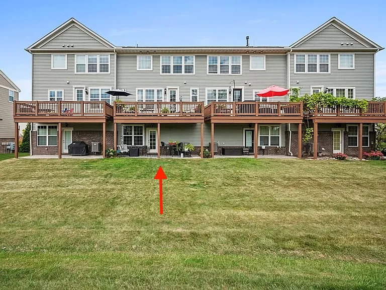 5975 N Pointe Dr — Photo 2