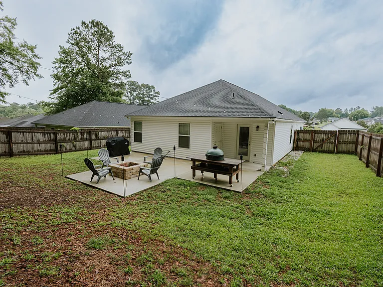Fenced Backyard - Concrete Patio - Fire Pit - *Grill & Smoker Not Included